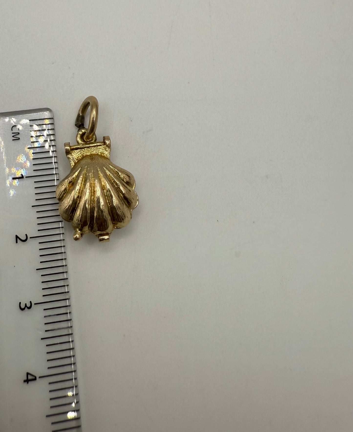Vintage 9ct Gold Opening Clam Shell Charm