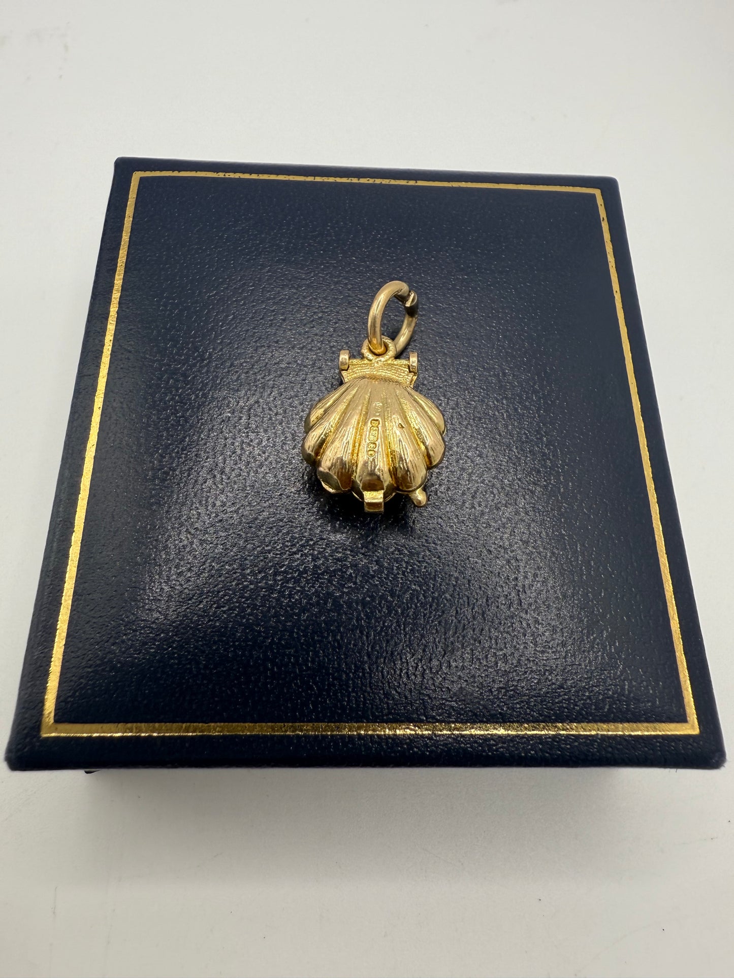 Vintage 9ct Gold Opening Clam Shell Charm