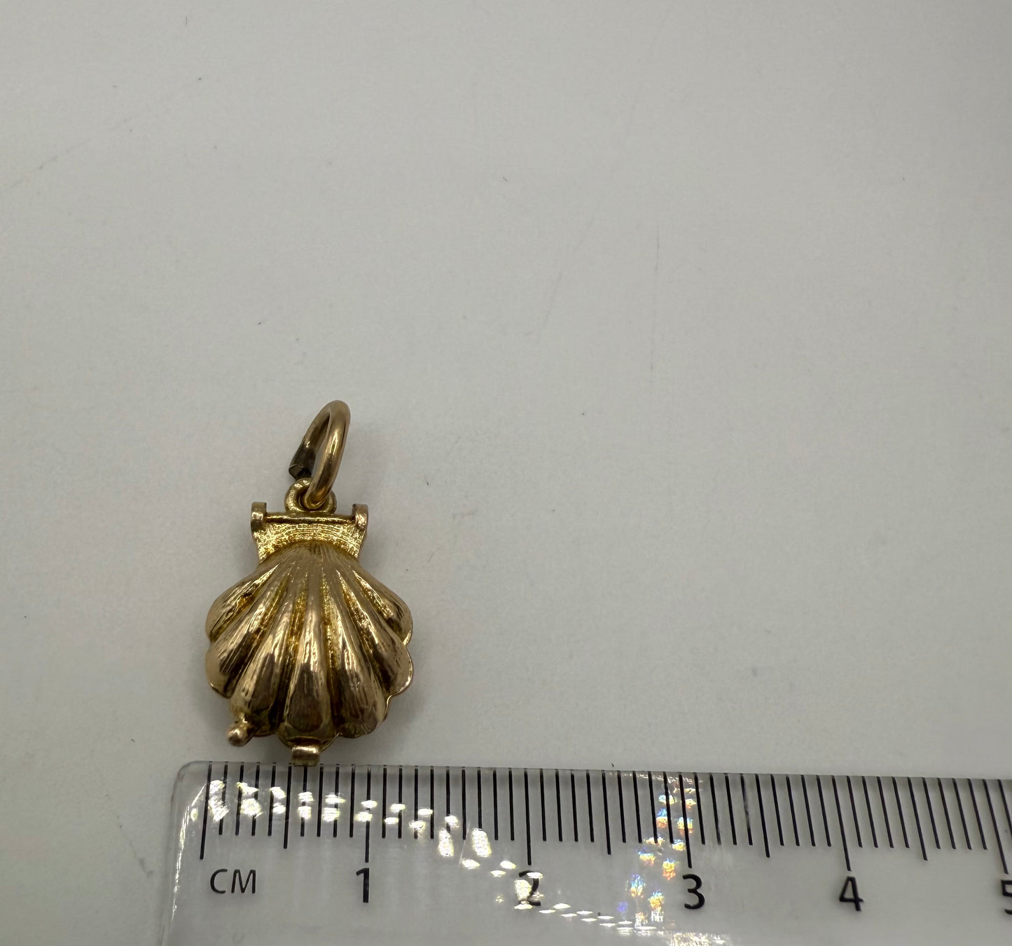 Vintage 9ct Gold Opening Clam Shell Charm