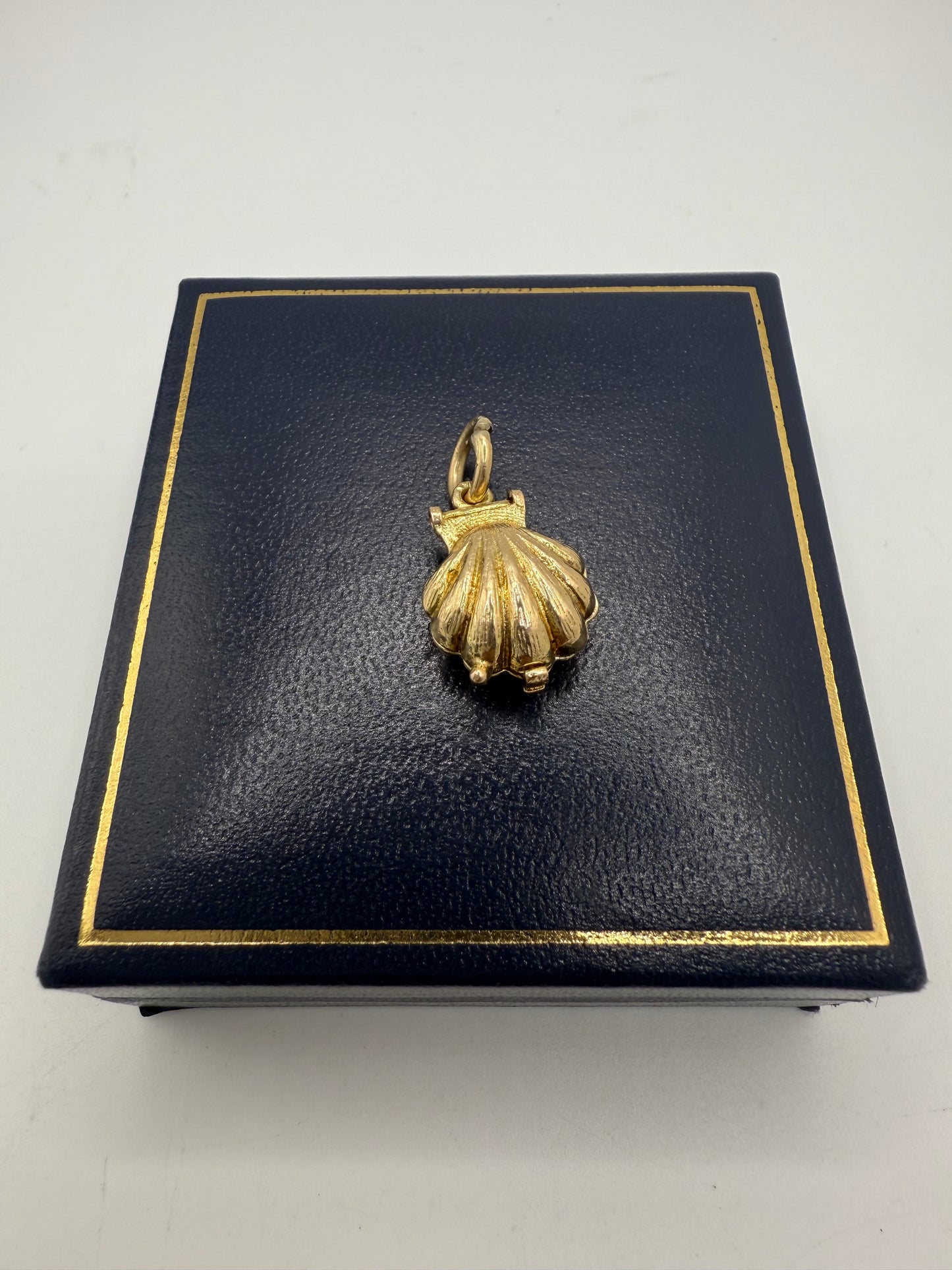 Vintage 9ct Gold Opening Clam Shell Charm