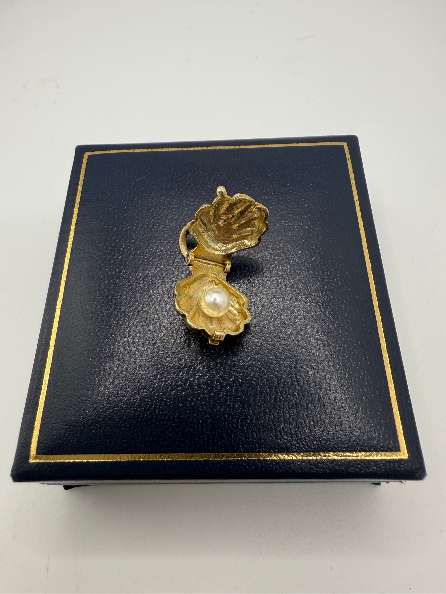Vintage 9ct Gold Opening Clam Shell Charm