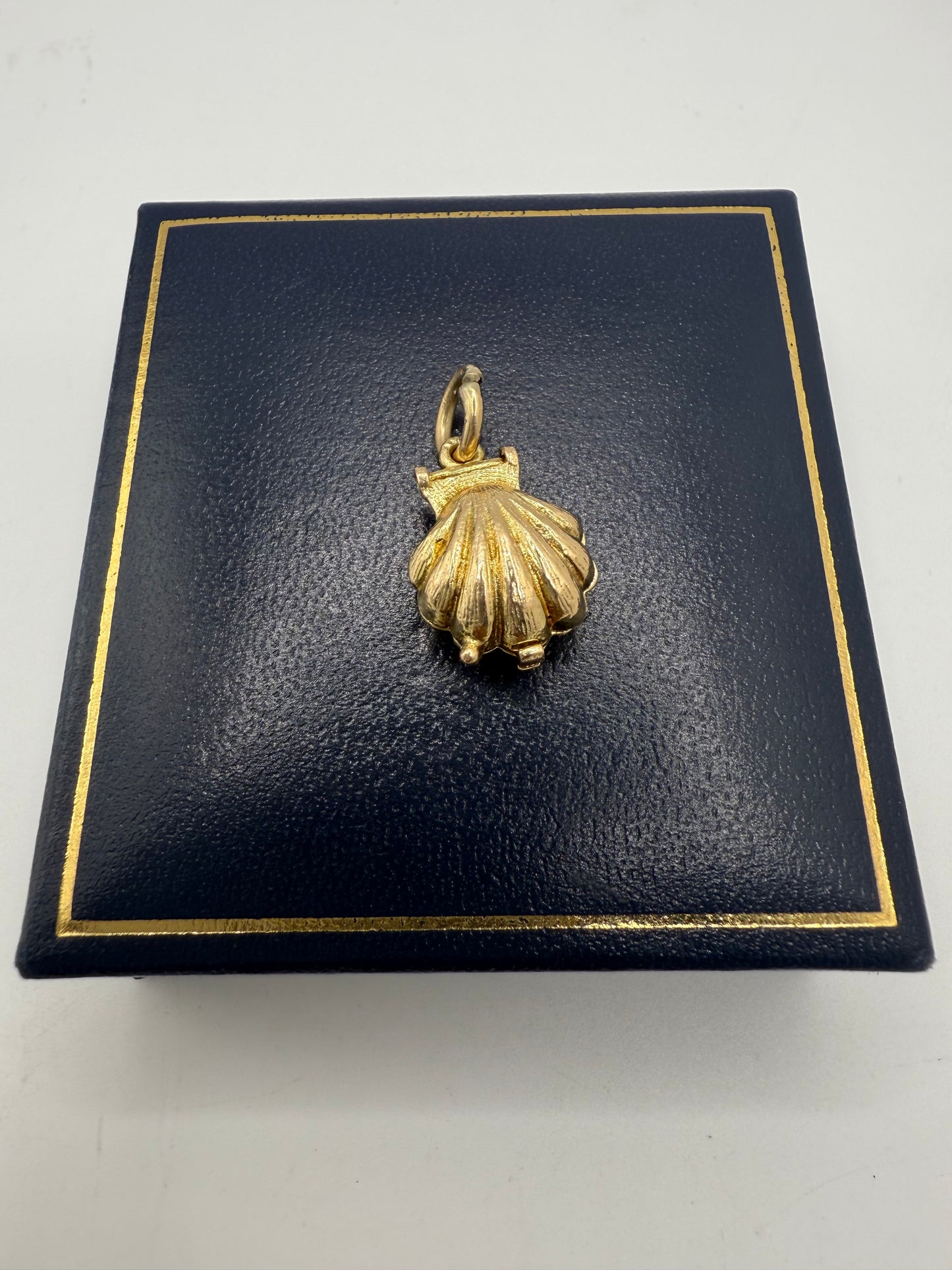 Vintage 9ct Gold Opening Clam Shell Charm