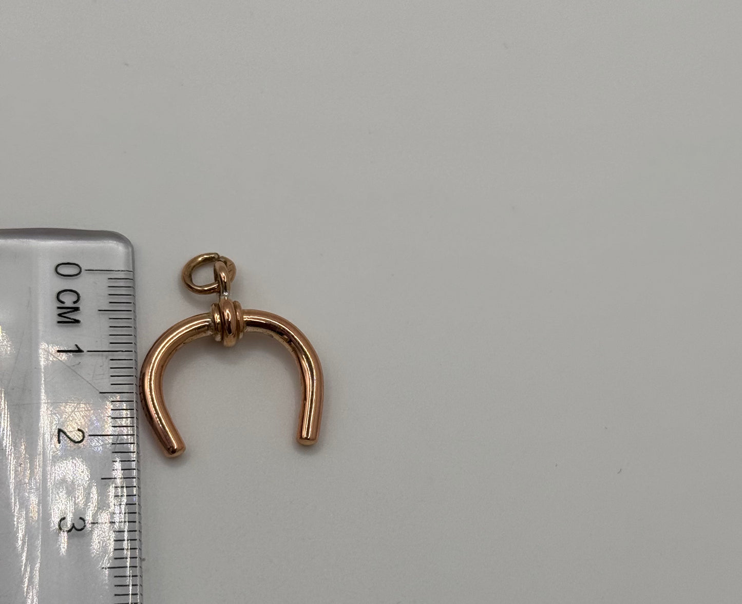 9ct Gold T-bar Horseshoe Pendant