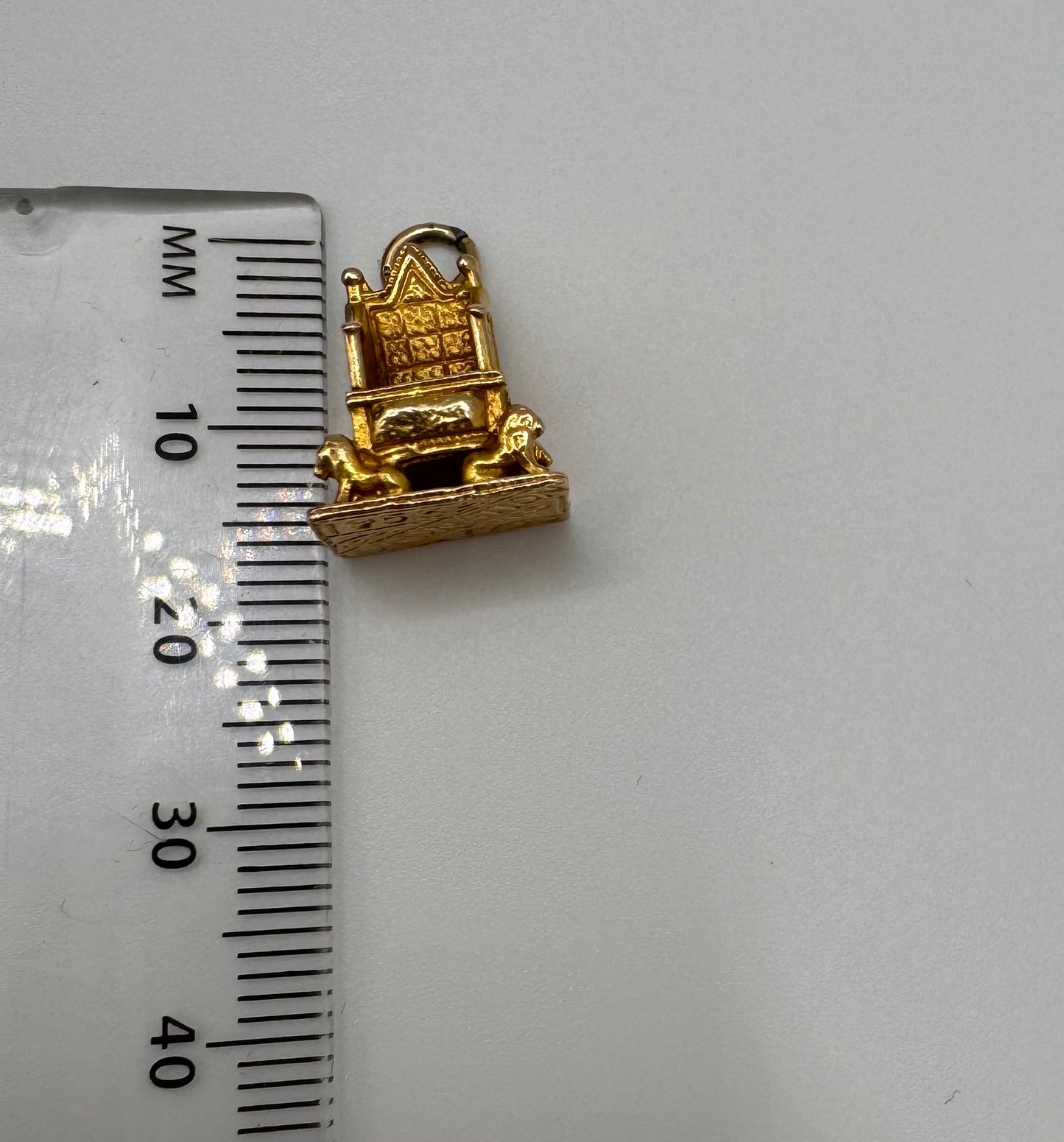 Vintage 9ct Gold Throne Charm