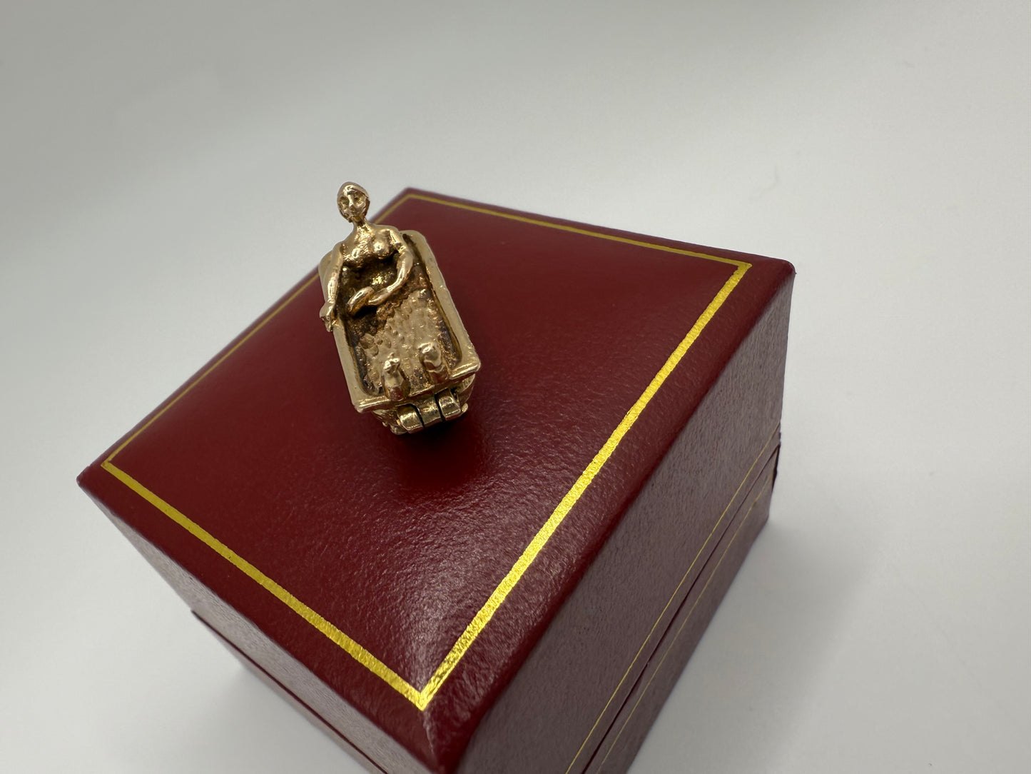 Vintage 9ct Gold Opening Lady in Bath Charm