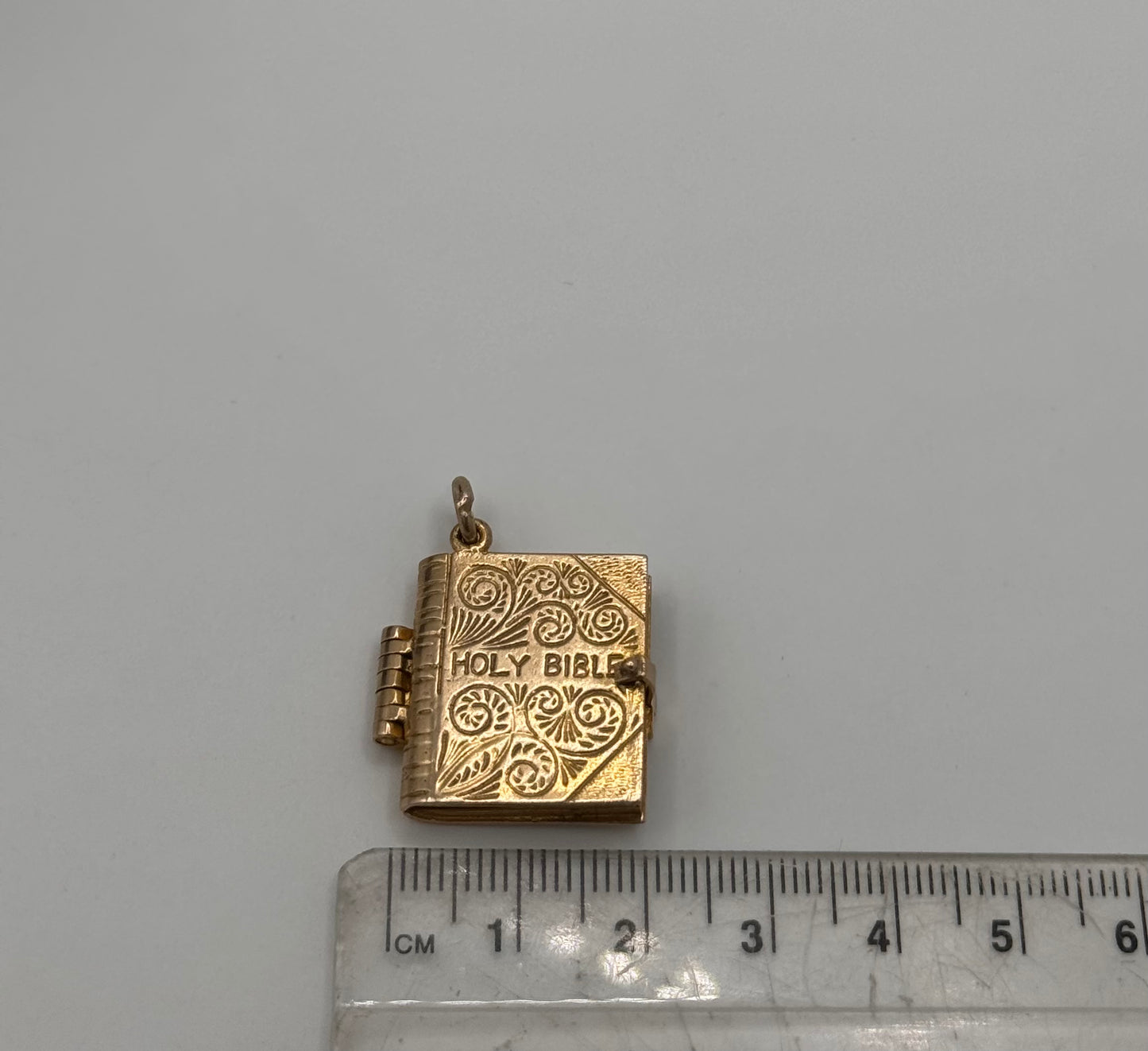 Large Vintage Opening 9ct Gold Bible Charm