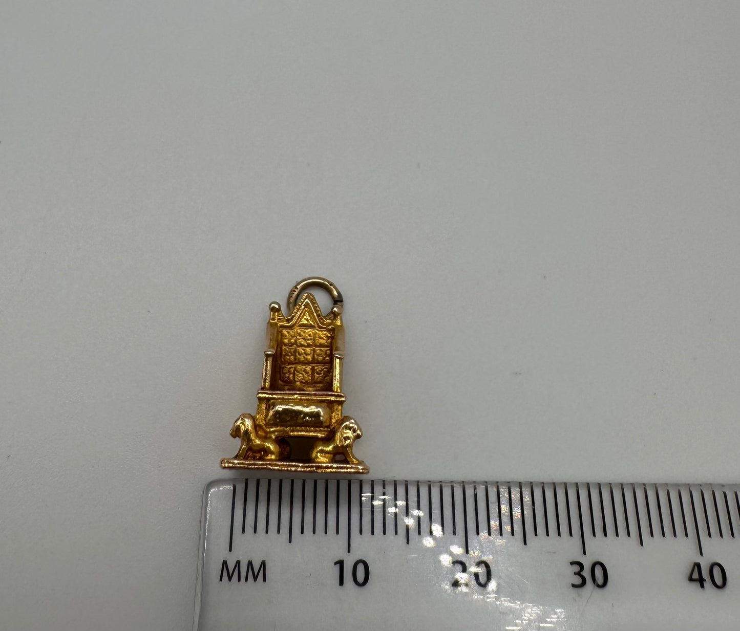 Vintage 9ct Gold Throne Charm