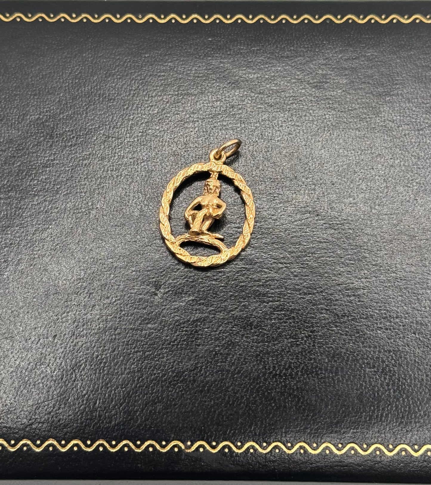 9ct Gold Vintage Aquarius Zodiac Charm Pendant