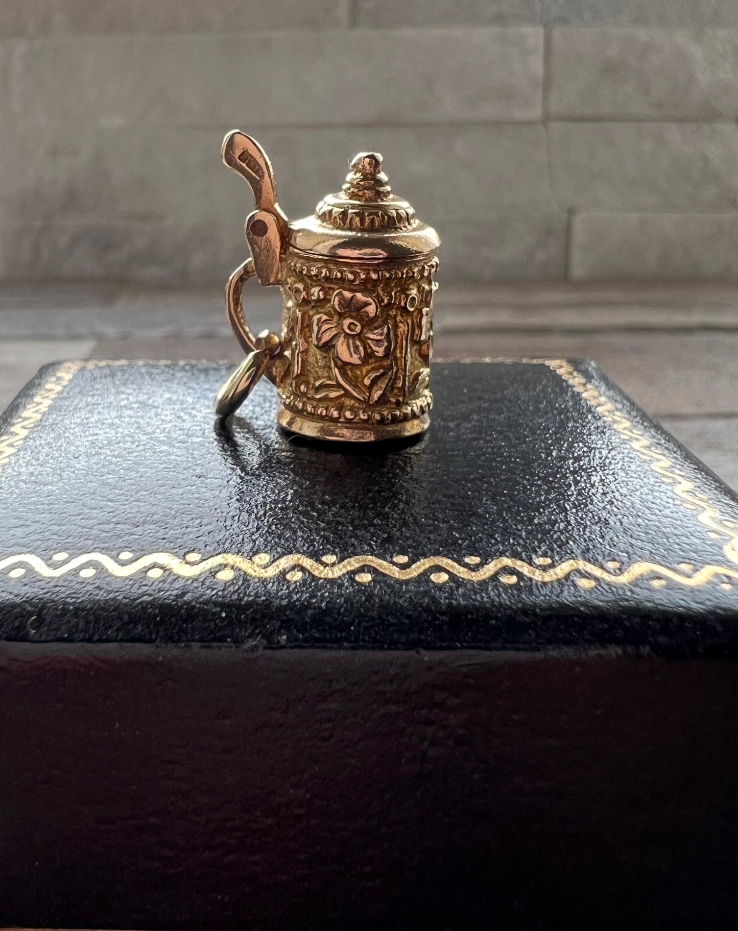 Vintage 9ct Gold Opening Beer Stein Charm