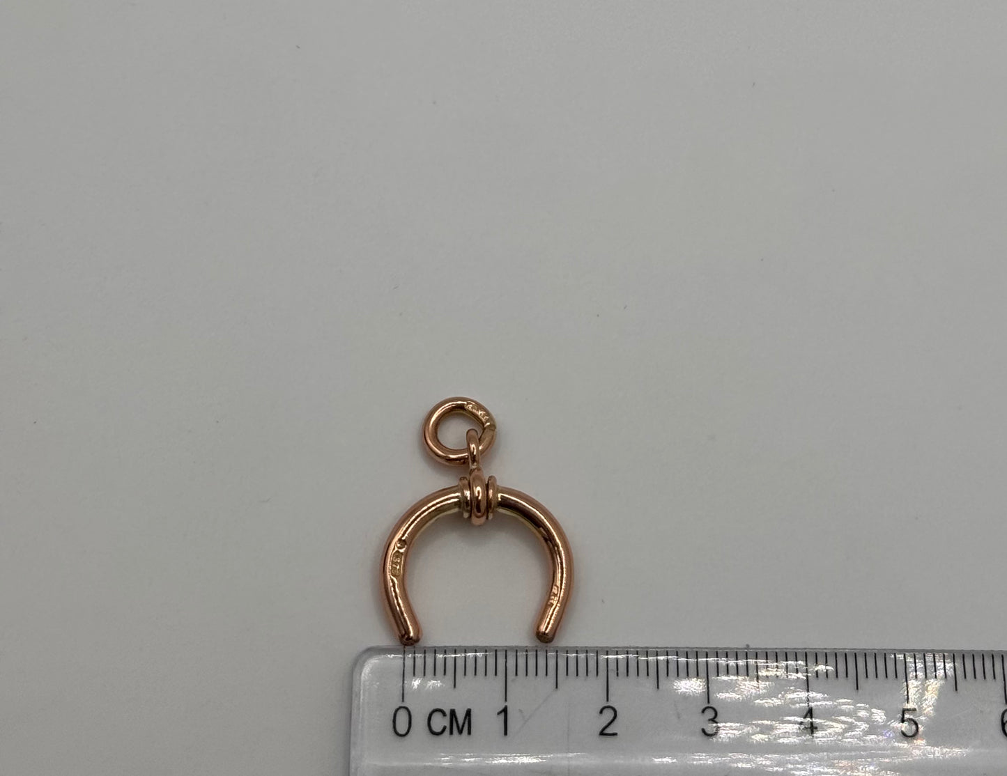 9ct Gold T-bar Horseshoe Pendant 2