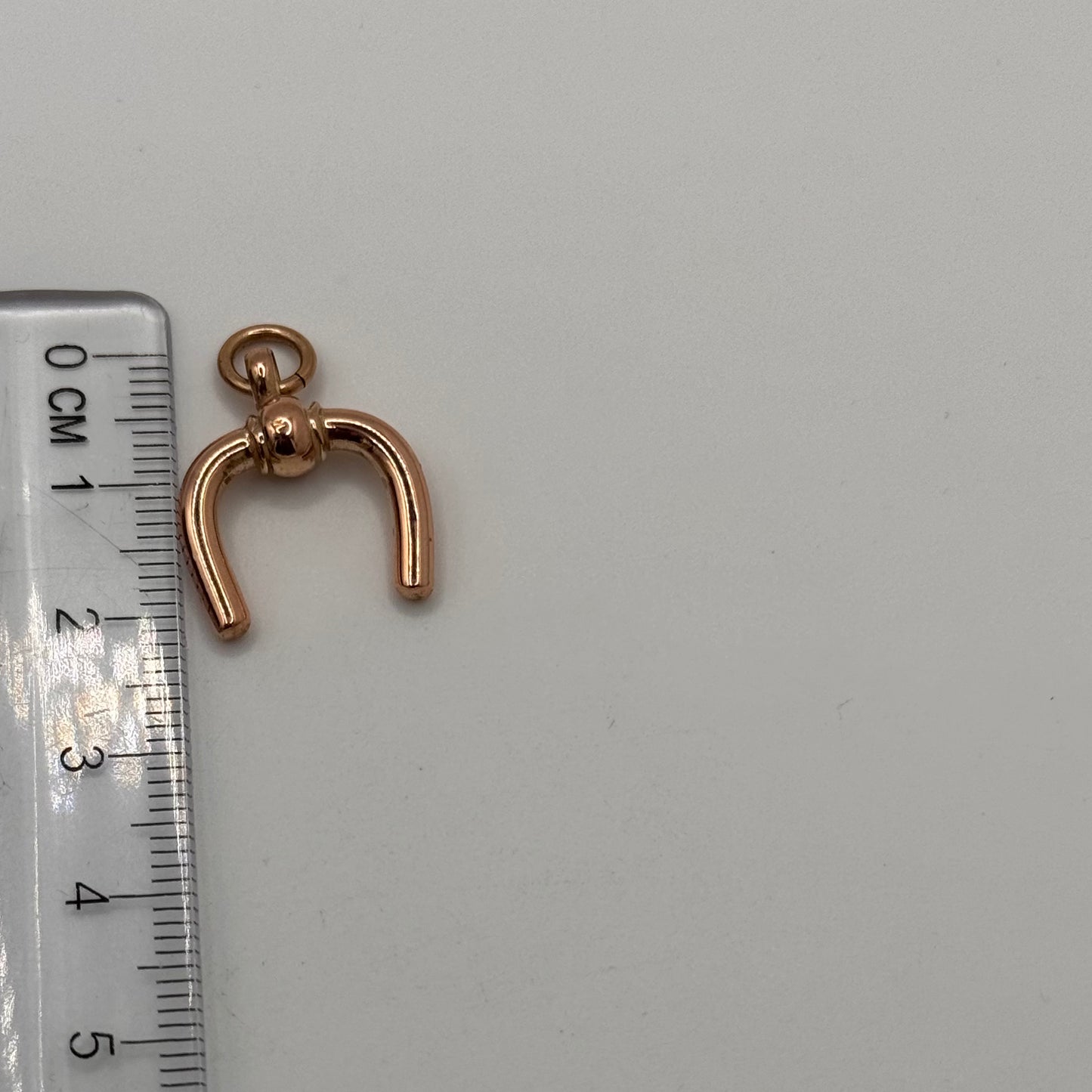 9ct Gold T-bar Horseshoe Pendant 3