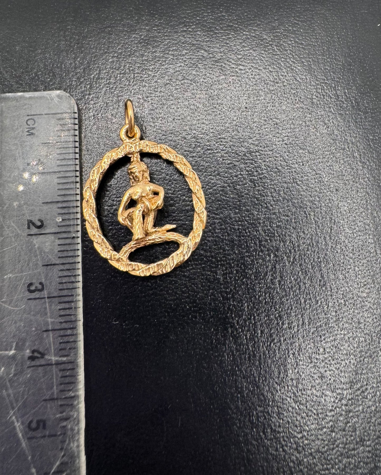 9ct Gold Vintage Aquarius Zodiac Charm Pendant