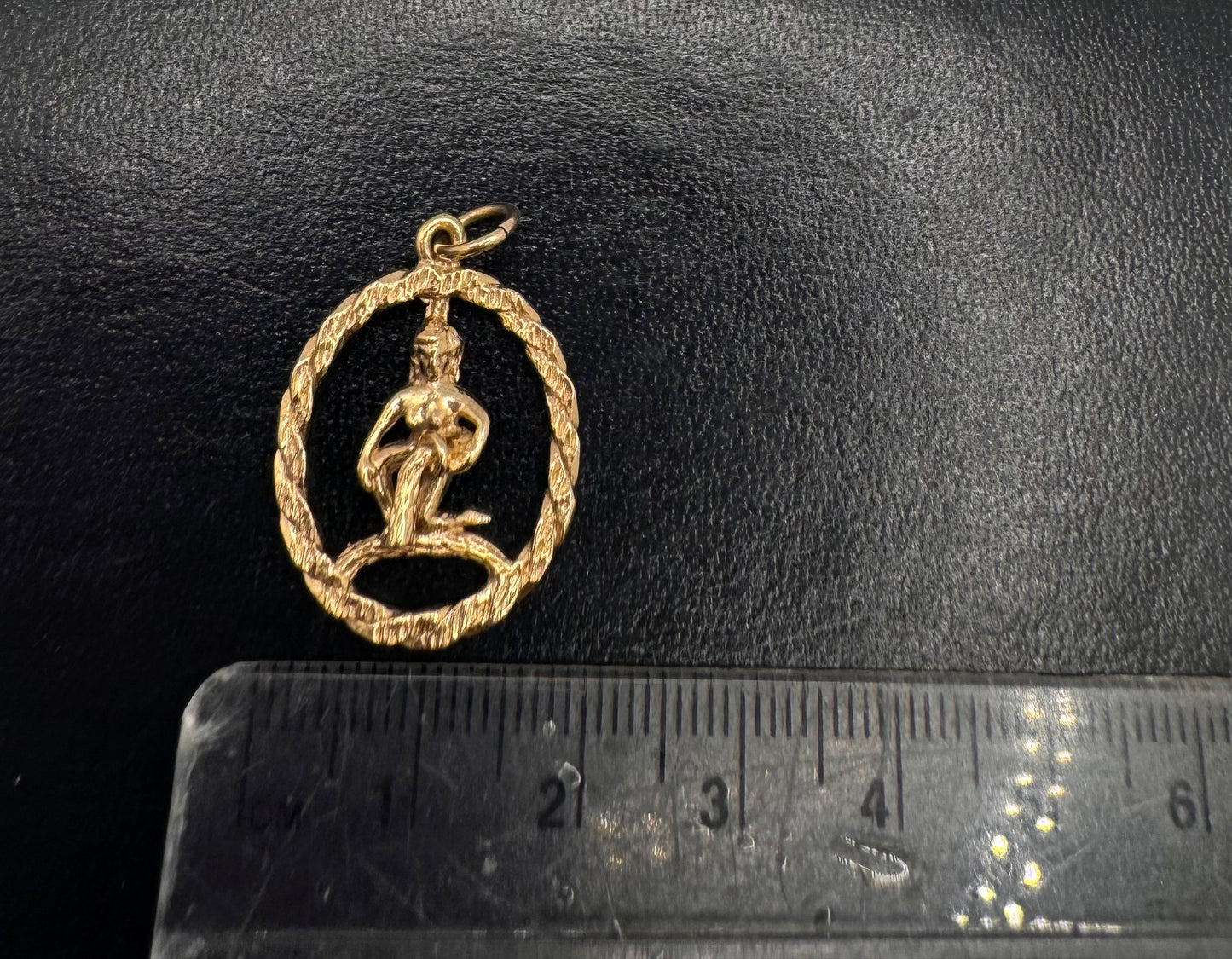 9ct Gold Vintage Aquarius Zodiac Charm Pendant