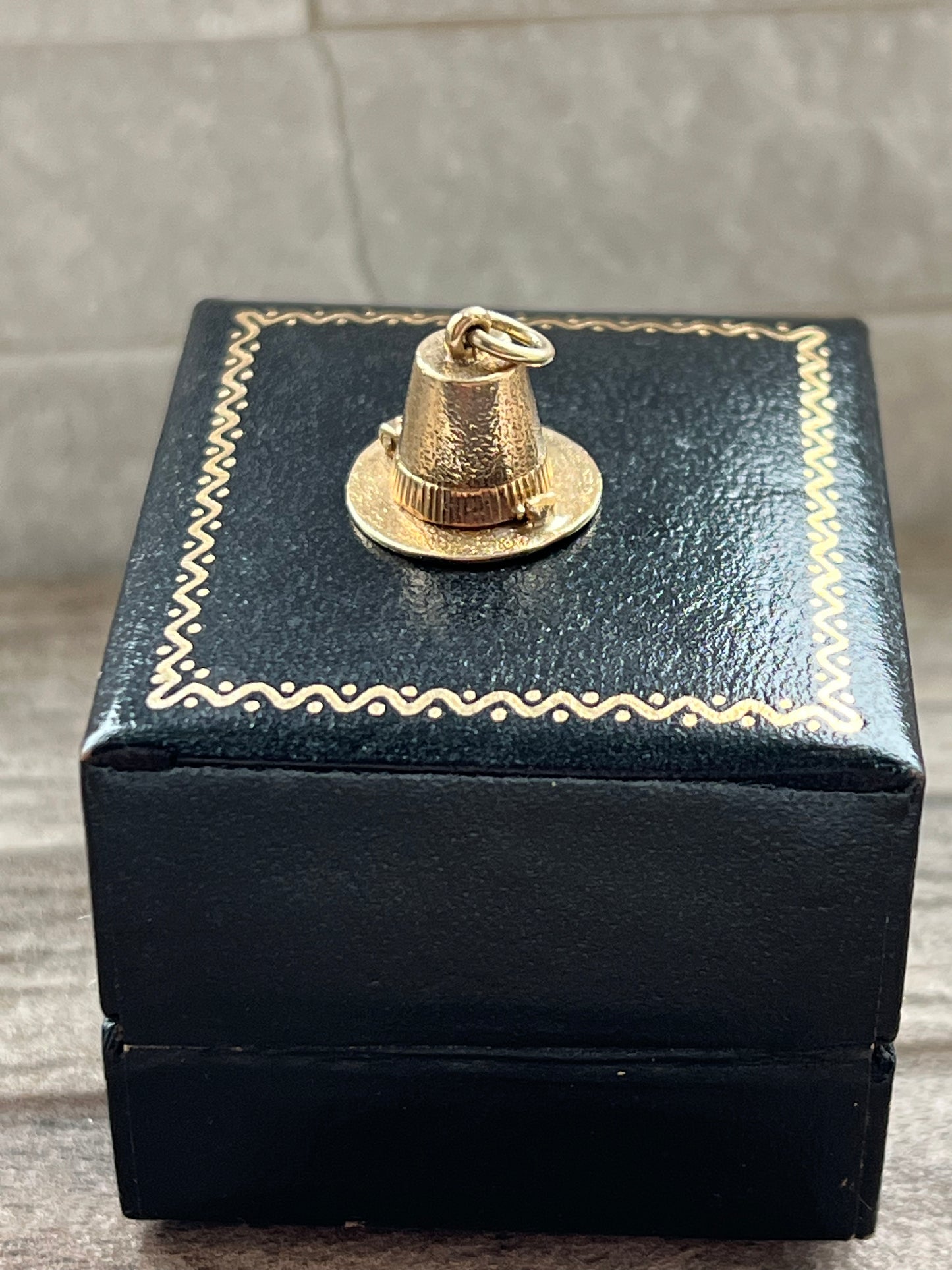 Vintage 9ct Gold Opening Top Hat Charm