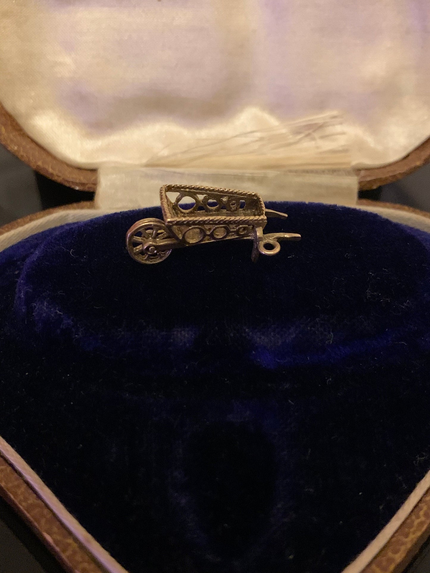 Lovely 9ct Gold Vintage Ornate Wheel Barrow Charm