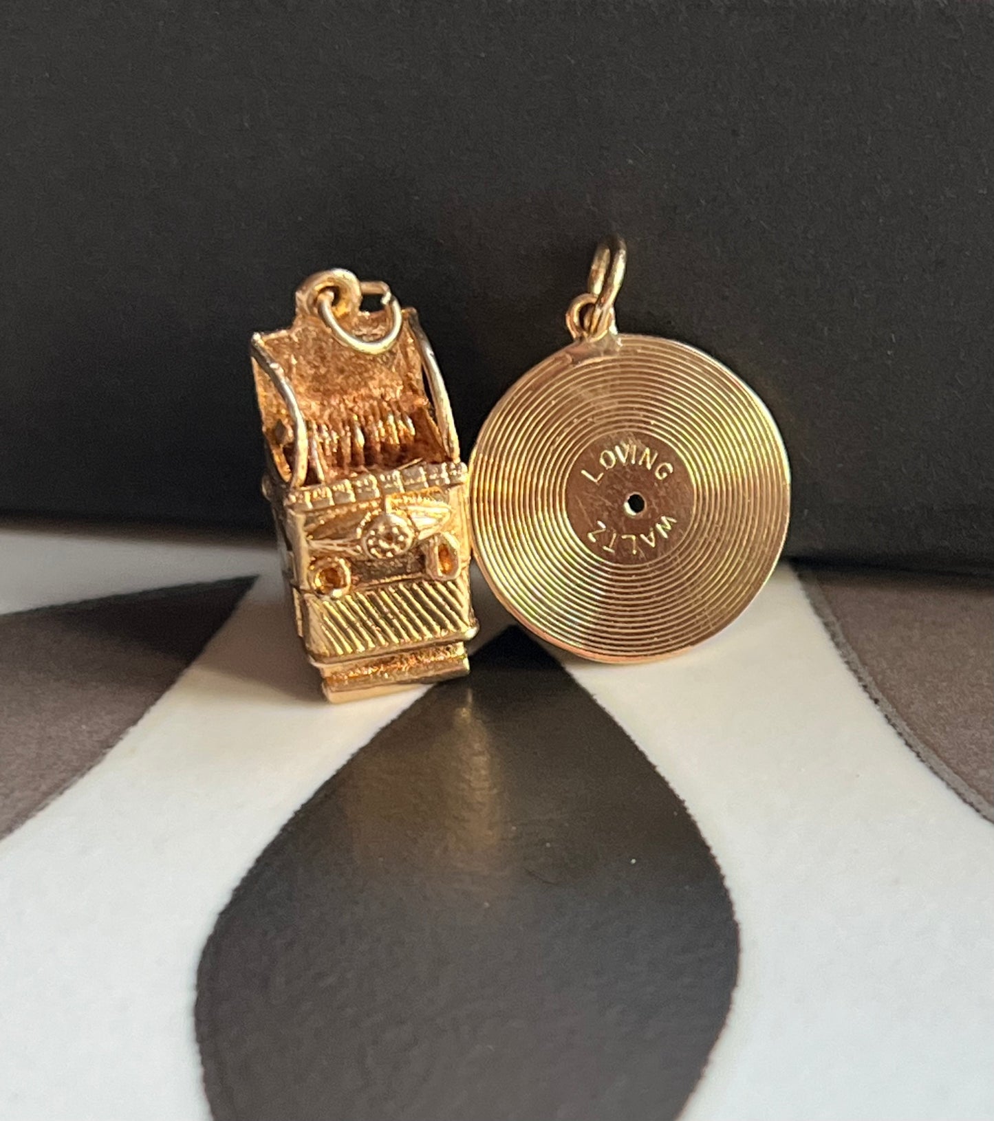 9ct Gold Vintage Opening Jukebox Record Player Charm