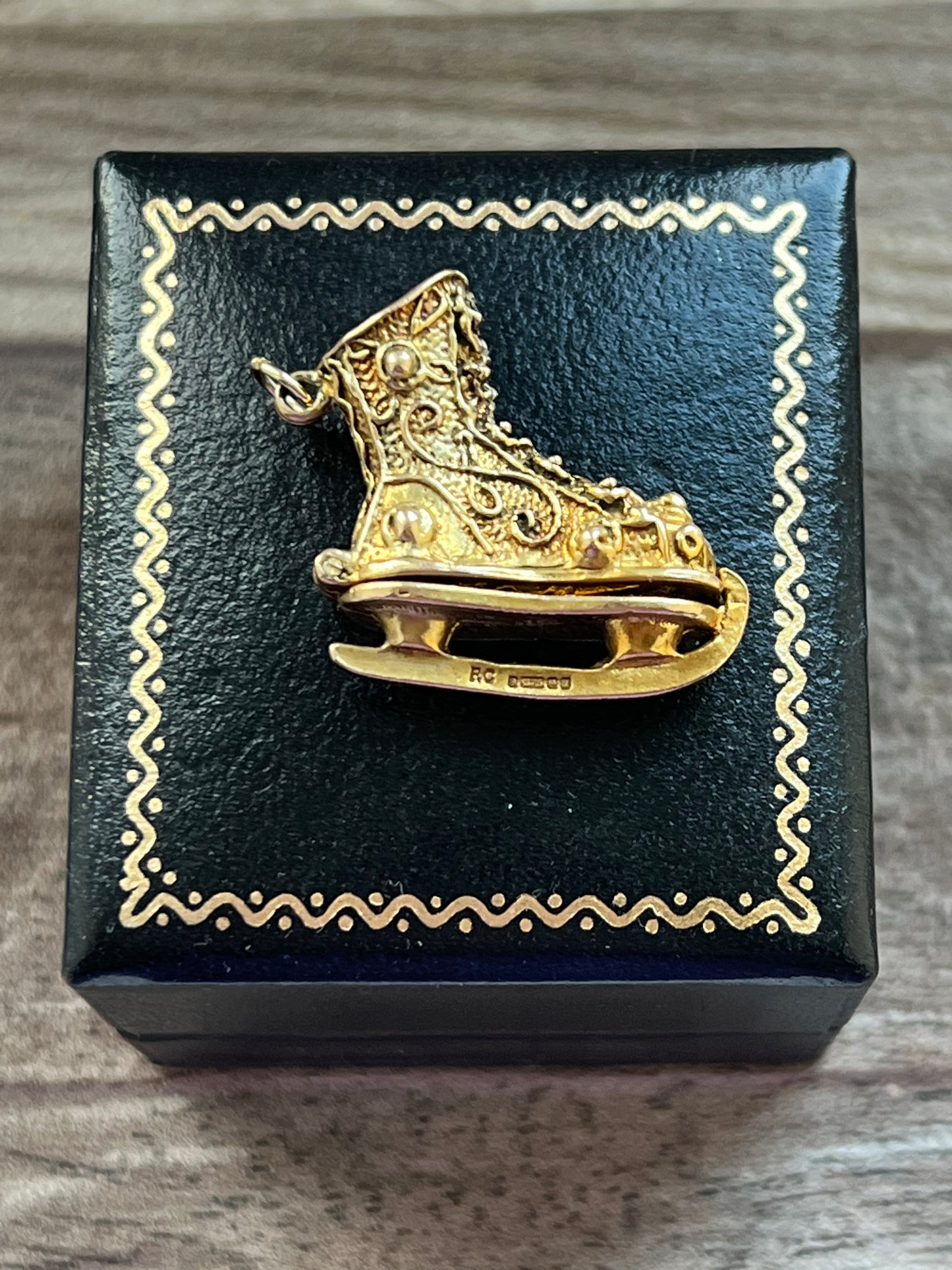 9ct Gold Vintage Ornate Opening Ice Skating Boot Charm